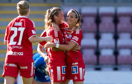 Målskytten Filippa Angeldal kramas om av Kosovare Asllani