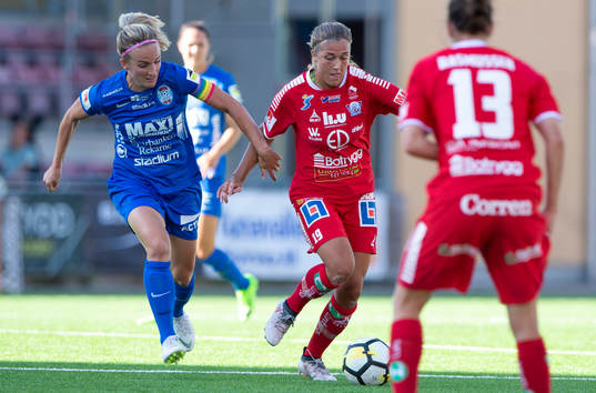 Linköpings Filippa Angeldal i en närkamp med Eskilstunas
