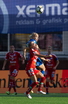 Eskilstunas Annica Svensson i en närkamp med Linköpings