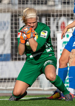 Eskilstunas målvakt Emelie Lundberg håller hårt i bollen