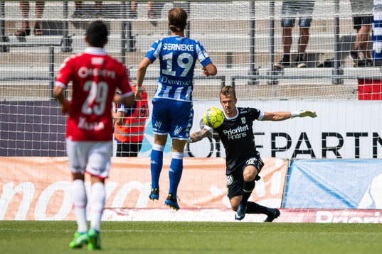 IFK Göteborgs målvakt Erik Dahlin räddar ett skott