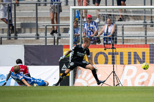 Kalmars Papa Alioune Diouf gör 0-1-målet bakom IFK
