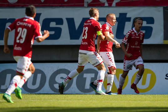 Kalmars Tobias Eriksson (mitten) jublar med lagkamrater