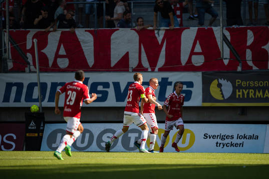 Kalmars Tobias Eriksson (mitten) jublar med lagkamrater