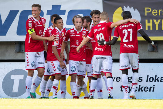Kalmars Isak Magnusson (mitten) jublar med lagkamrater