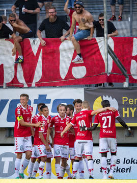 Kalmars Isak Magnusson (mitten) jublar med lagkamrater
