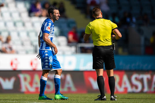 IFK Göteborgs André Calisir varnas av domare Kristoffer