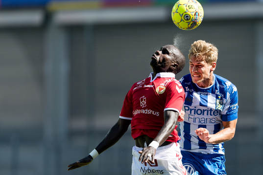 Kalmars Papa Alioune Diouf och IFK Göteborgs Carl Starfelt