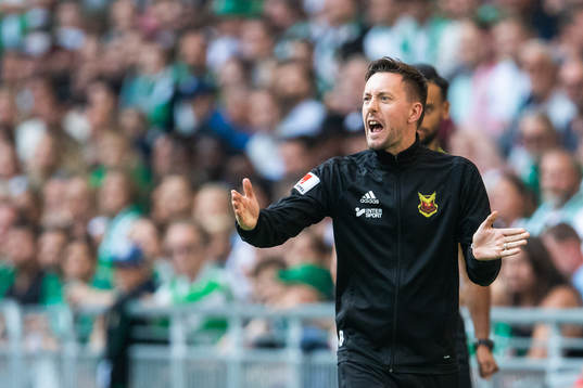 Östersunds tränare Ian Burchnall gestikulerar