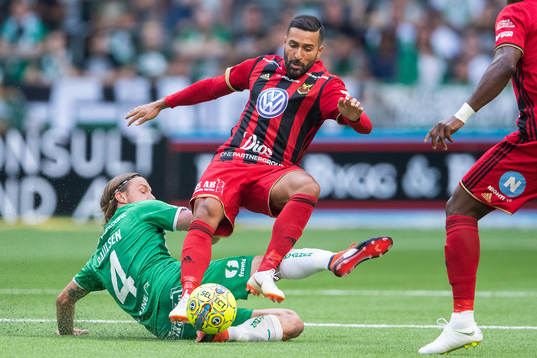 Hammarbys Björn Paulsen glidtacklar mot Östersunds Saman