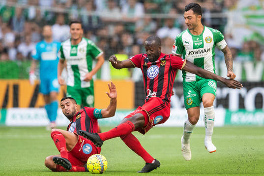 Östersunds Brwa Nouri och Ronald Mukiibi i kamp om bollen