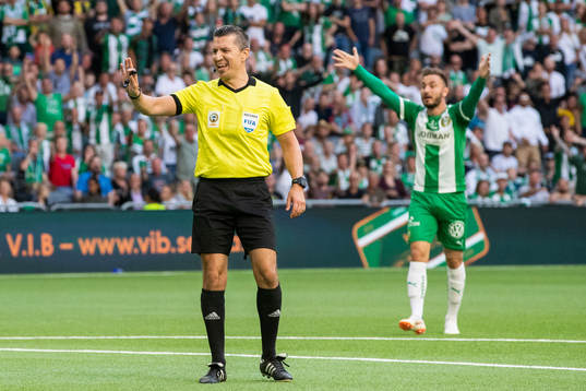 Hammarbys spelare reagerar och vill ha straff men domare