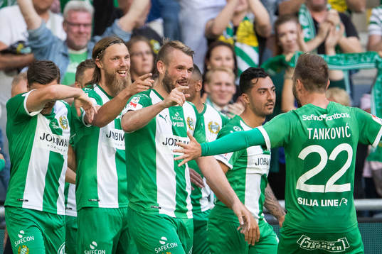 Hammarbys Björn Paulsen (mitten) jublar