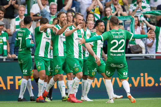 Hammarbys Björn Paulsen (mitten) jublar