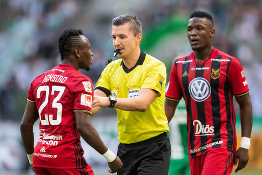 Domare Bojan Pandzic diskuterar med Östersunds Samuel