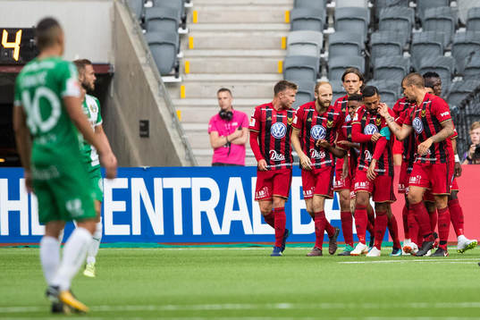 Östersunds Tesfaldet Tekie (mitten) jublar med lagkamrater