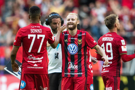 Östersunds Curtis Edwards jublar med Noah Sonko Sundberg