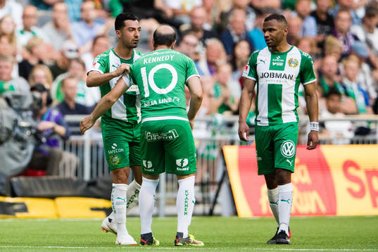Hammarbys Jiloan Hamad sätter på kaptensbindeln på