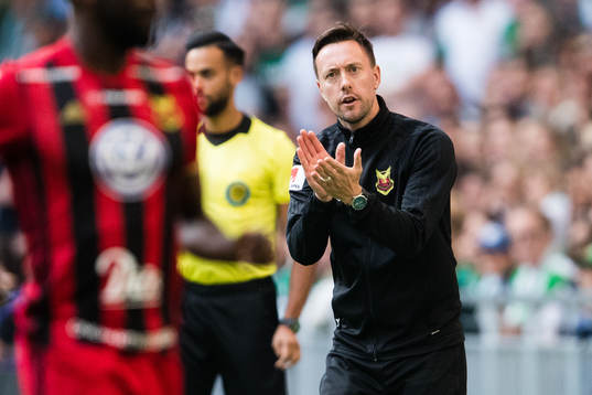 Östersunds tränare Ian Burchnall jublar