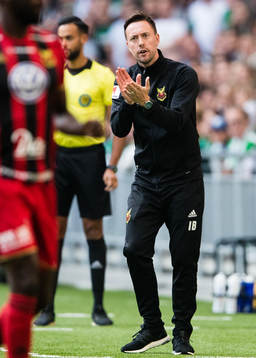 Östersunds tränare Ian Burchnall jublar