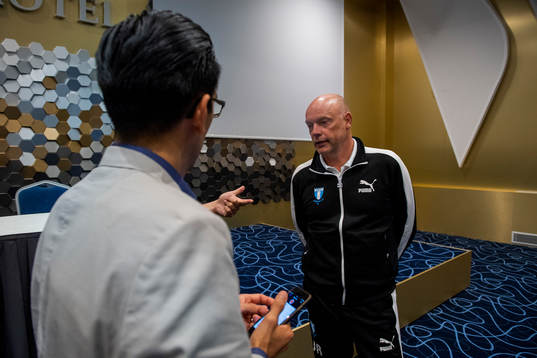Head coach Uwe Rösler