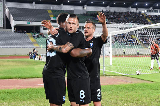 Carlos Strandberg celebrates scoring 0-1 with Arnór Ingvi