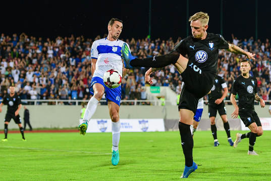 Viktor Kuka of Drita defends against Sören Rieks of Malmö