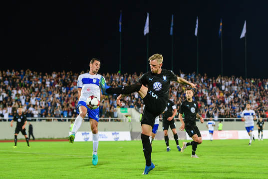 Viktor Kuka of Drita defends against Sören Rieks of Malmö