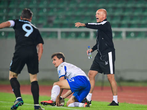 Head coach Uwe Rösler  of Malmö FF react
