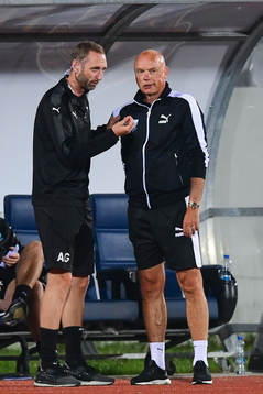 Head coach Uwe Rösler talks to the assistant coach Andreas