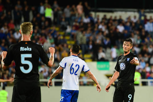 Markus Rosenberg scored 0-3 and celebrates with Sören