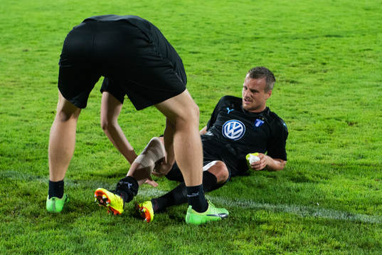 Eric Larsson of Malmö FF gets his knee wrapped