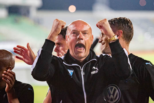 Head coach Uwe Rösler of Malmö FF celebrates