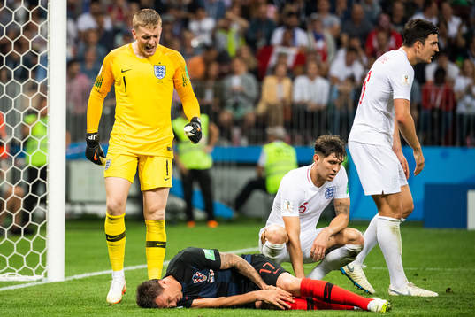 goalkeeper Jordan Pickford of England sees Mario Mandzukic