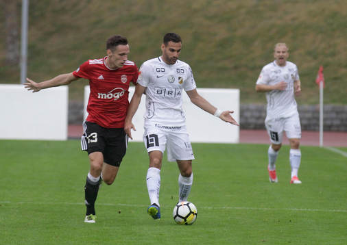 Liepajas  Krisjanis Zviedris (L) and Häckens Mervan Celik