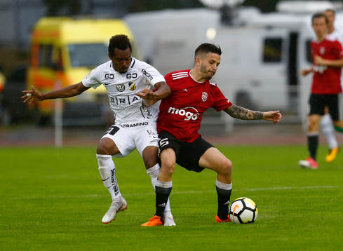 Liepajas  Leonel Strumia (R) and Häckens Nasiry Mohammed