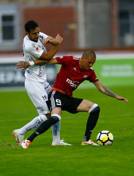 Liepajas Vladimir Kamess (R) and Häckens Daleho Irandust
