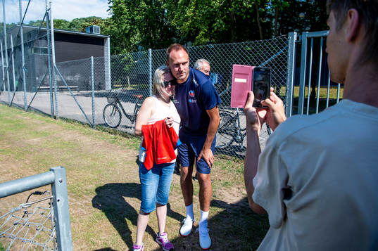 Andreas Granqvist får ta selfies med åskådarna