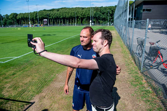 Andreas Granqvist får ta selfies med åskådarna