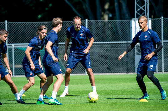 Andreas Granqvist med lagkamraterna