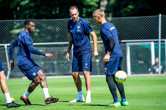 Andreas Granqvist med Mohammed Abubakari och målvakt Pär
