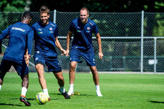 Andreas Granqvist med lagkamraterna