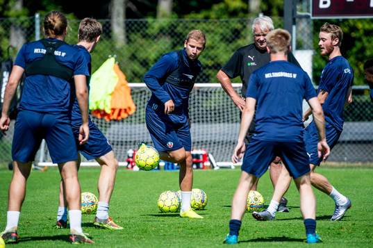 Darijan Bojanic i mitten bland lagkamraterna