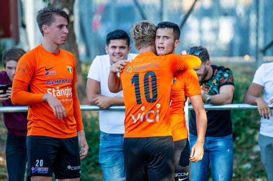 Torns Ludvig Bergman och Tobias Karlsson jublar åt Astrit