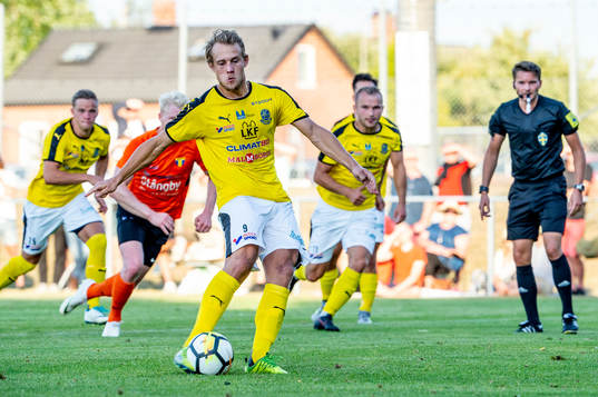Lunds  Andreas Birgersson sätter 1-1 på straff