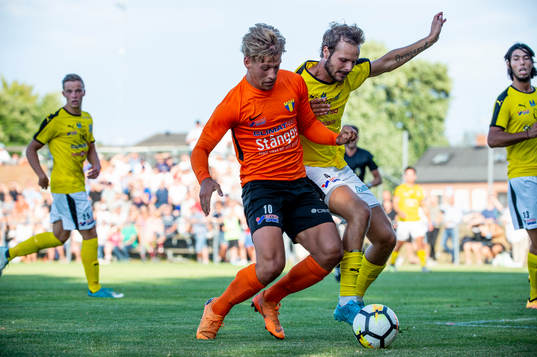 Torns Tobias Karlsson mot Lunds Martin Overgaard