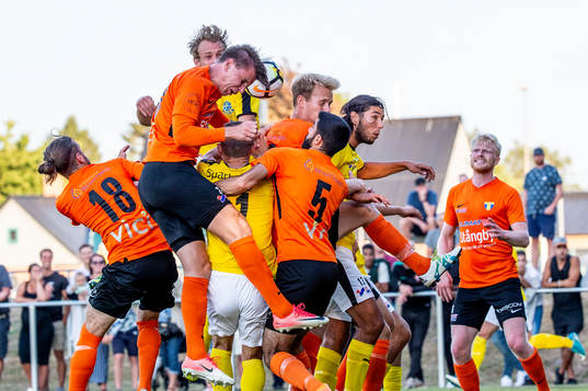 Torns Ludvig Bergman försöker nicka bollen i kaoset
