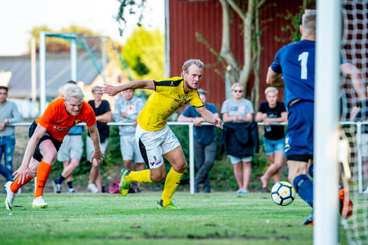 Lunds Andreas Birgersson mot Torns målvakt Philip