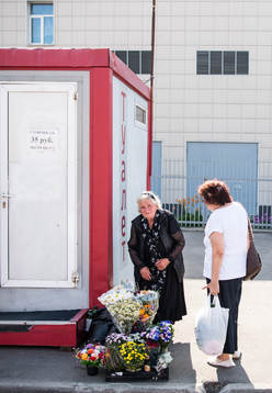 General view of a lady selling flowers