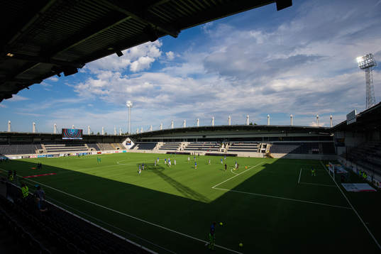 Trelleborgs och Dalkurds spelare värmer upp på Gavlevallen